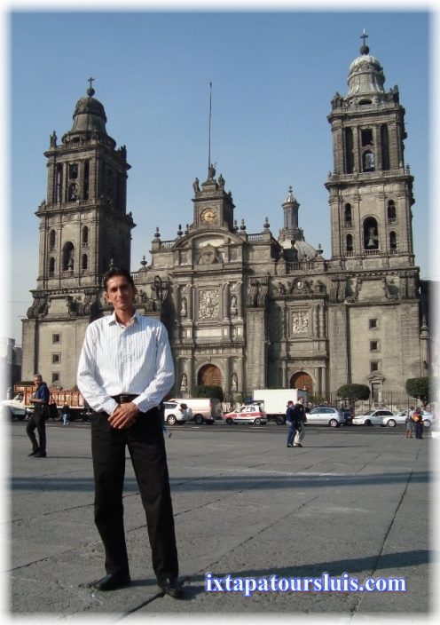 Background: The Cathedral in México City.